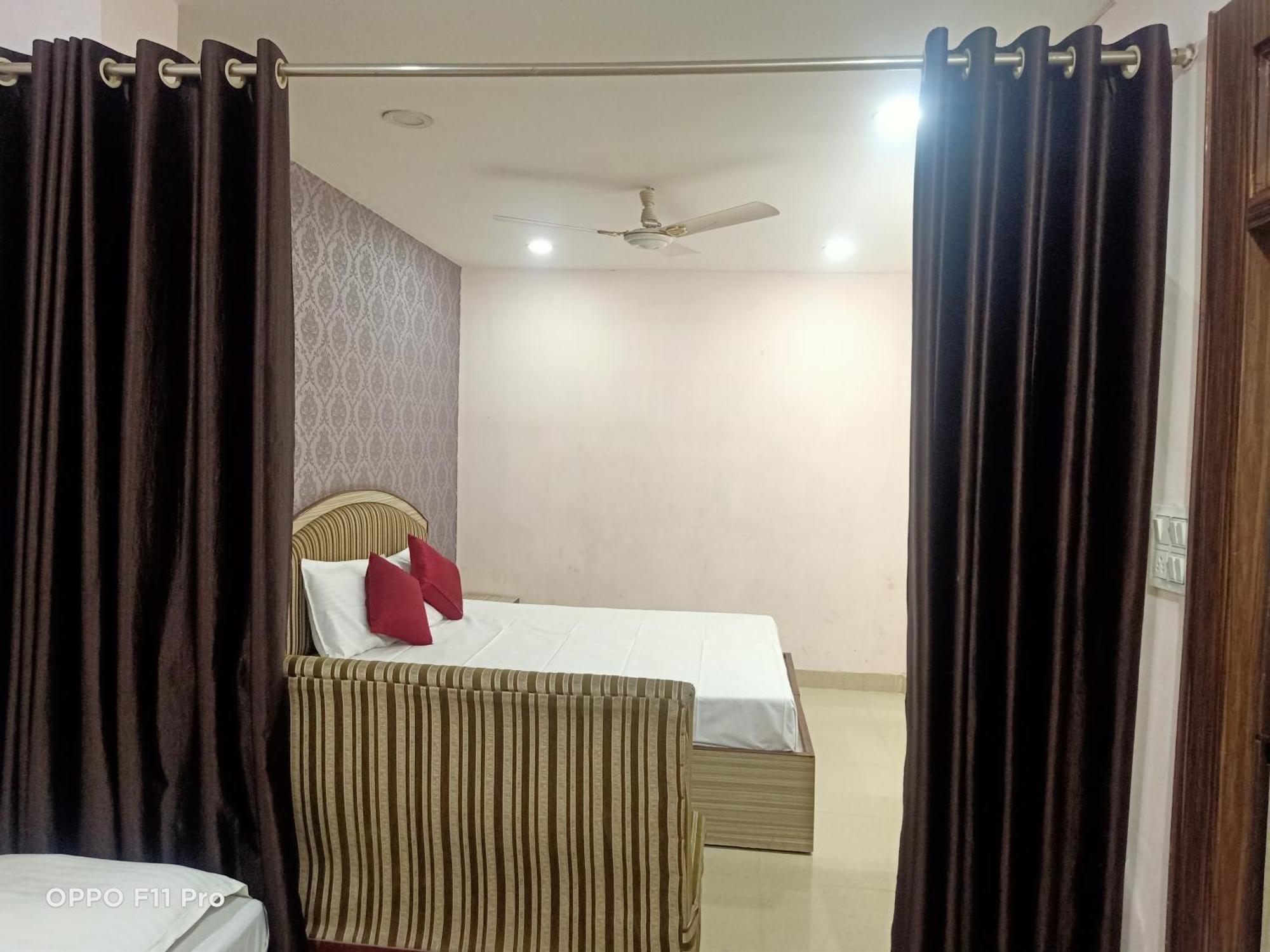 Hotel Ambassador Inn Gwalior Extérieur photo